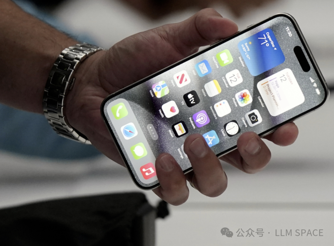 大模型周报：苹果 iOS 史上最大更新！